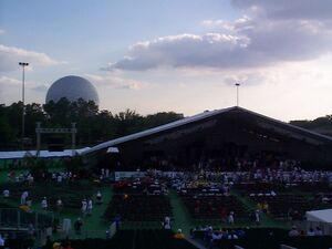 1561 - 1999 1999cmp crowd disney.jpg