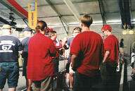 2001 frc141 pit team // 676x453 // 72KB