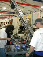 2001 2001cmp frc116 pit robot // 300x400 // 33KB