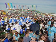 2001 2001cmp crowd // 640x480 // 47KB